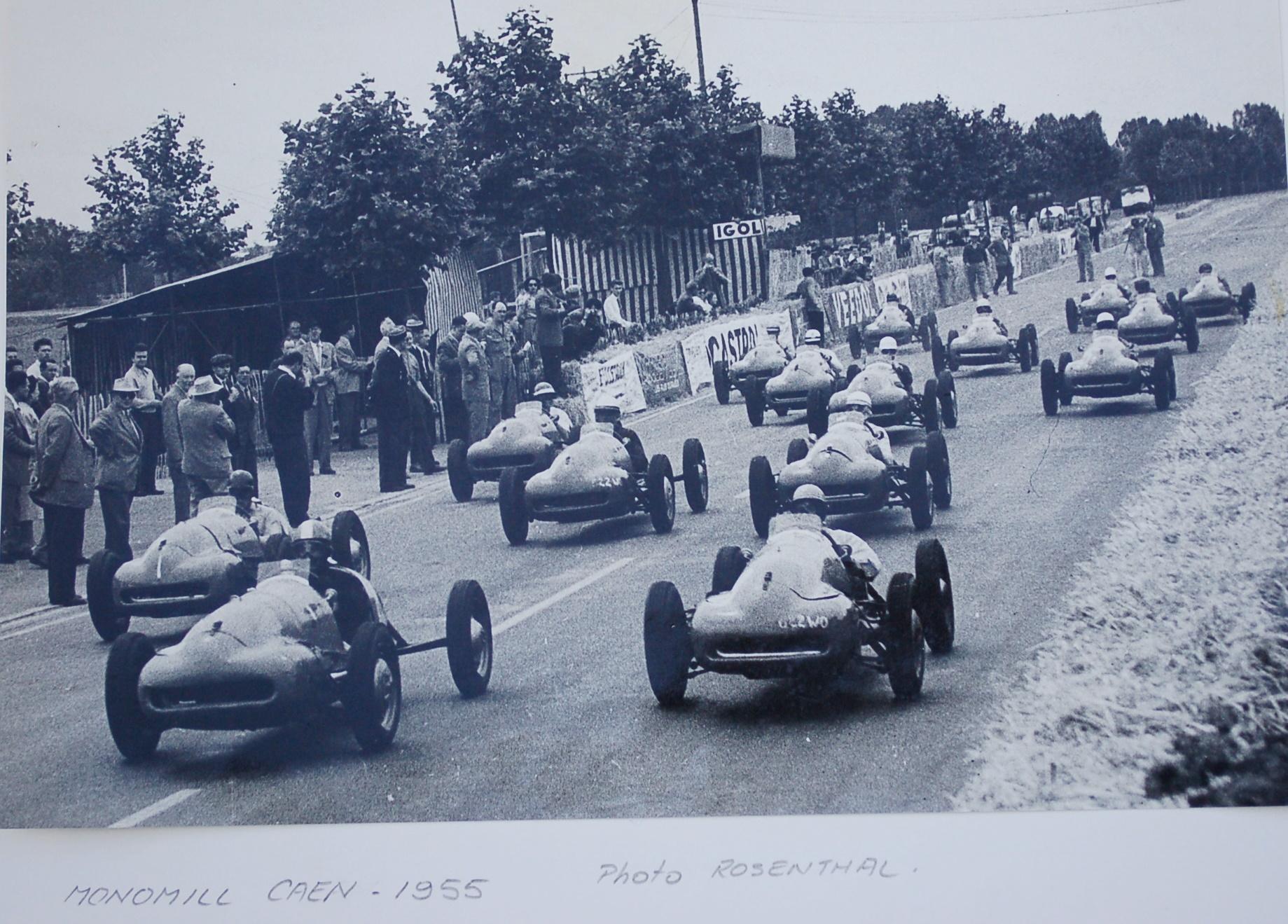 1955-Monomills à Caen-Paul Armagnac au centre devant